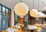 Nehmen Sie Platz im Restaurant des Hotels.