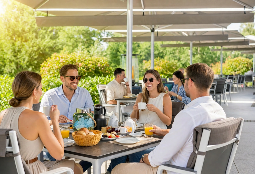 An sommerlichen Tagen finden Sie Ihren Platz auf der schönen Terrasse des Hotels.