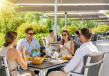 An sommerlichen Tagen finden Sie Ihren Platz auf der schönen Terrasse des Hotels.
