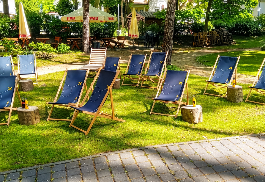 Genießen Sie die Ruhe im schönen Garten des Hotels. | KI bearbeitet