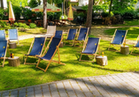 Genießen Sie die Ruhe im schönen Garten des Hotels. | KI bearbeitet