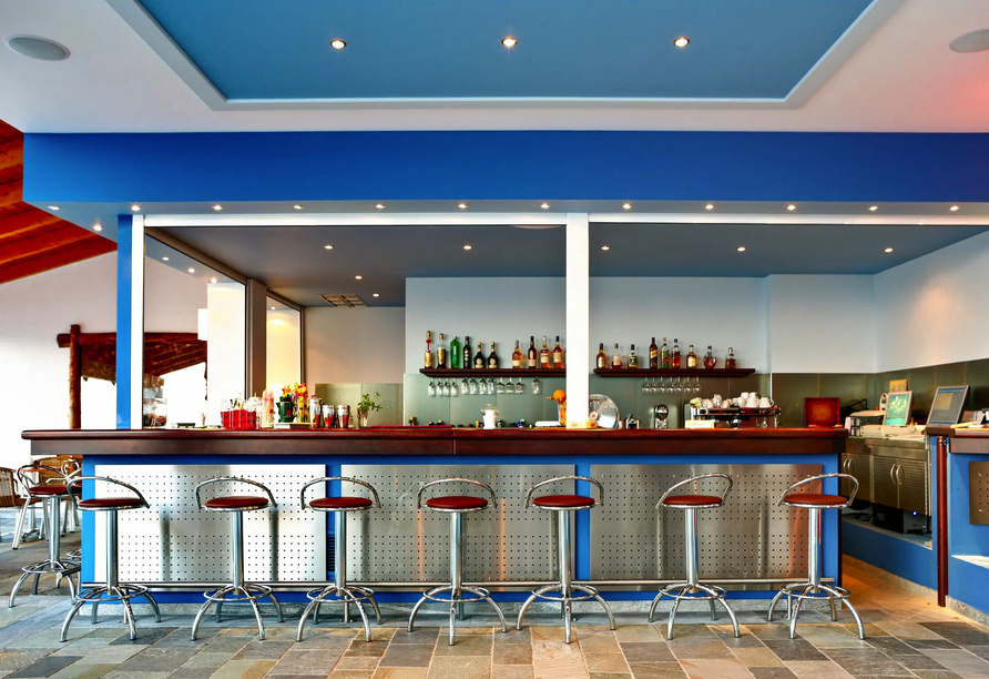 Die Bar bietet ein modernes Ambiente für gemütliche Stunden.