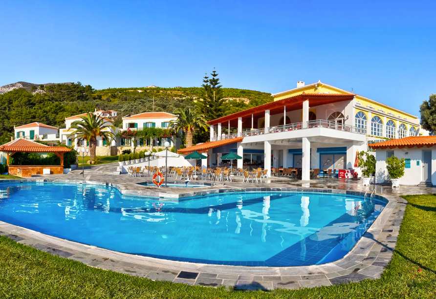 Genießen Sie entspannte Stunden am Pool des Hotels.
