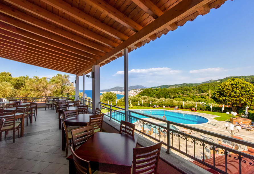 Die überdachte Terrasse bietet einen schönen Ausblick auf die Poolanlage.