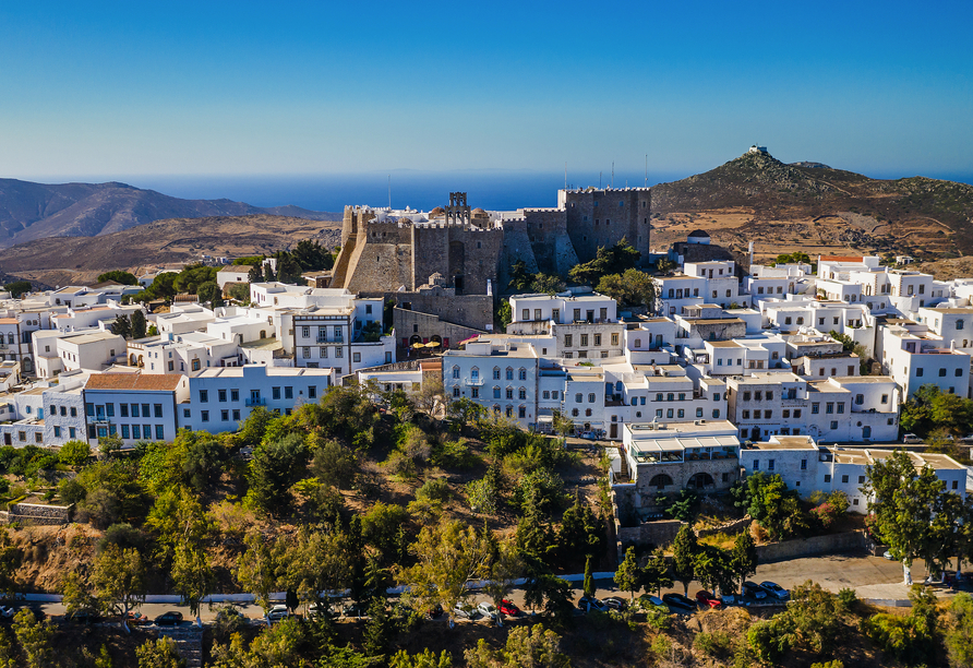 Das Johanneskloster thront eindrucksvoll über den weißen Häusern von Patmos.