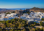 Das Johanneskloster thront eindrucksvoll über den weißen Häusern von Patmos.