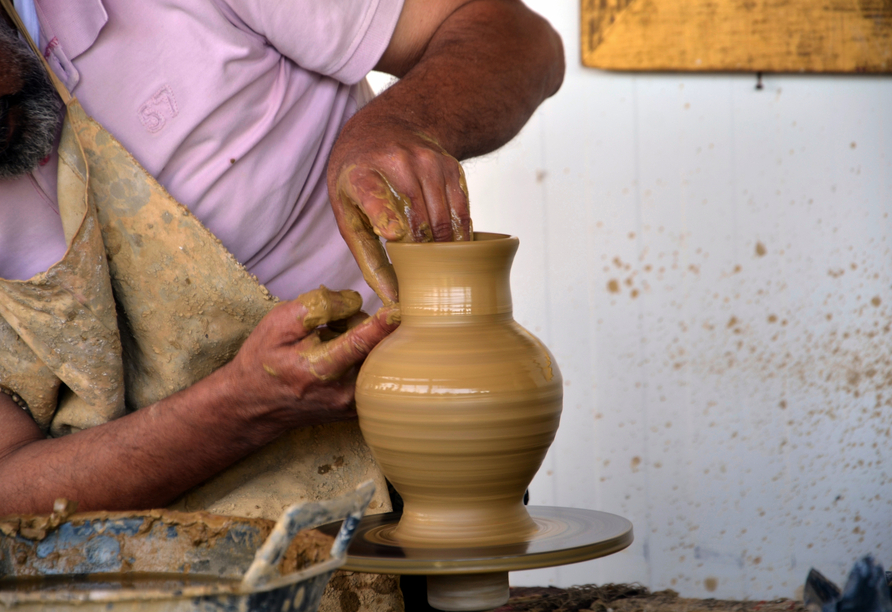 Werfen Sie einen Blick auf die traditionelle Keramikherstellung in Koumaradei.