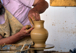 Werfen Sie einen Blick auf die traditionelle Keramikherstellung in Koumaradei.