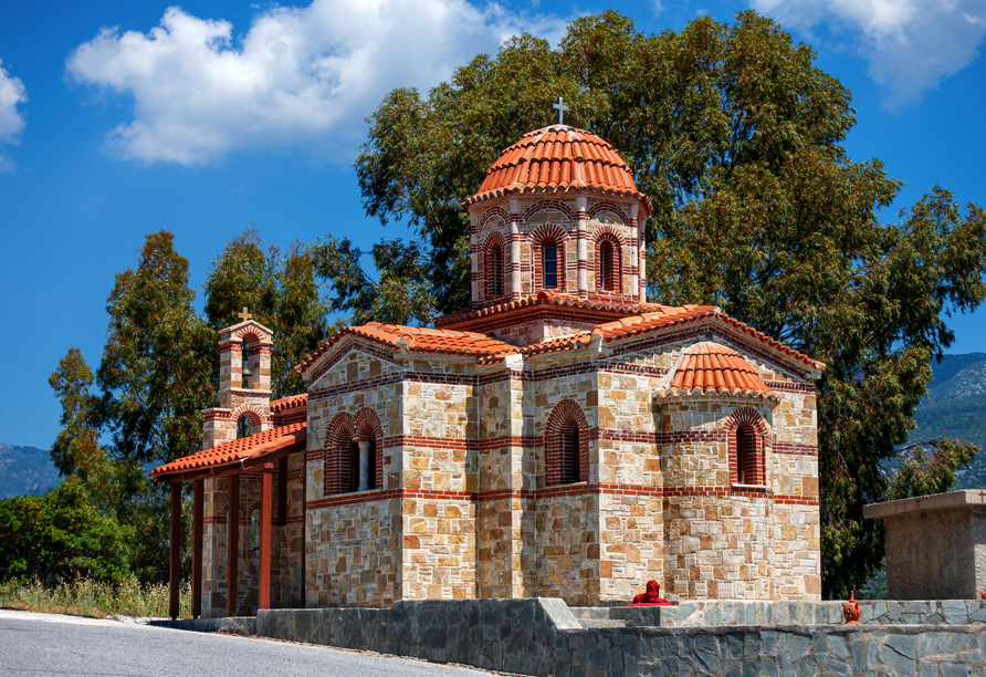 Das Kloster Megali Panagia beeindruckt mit seiner traditionellen Architektur.