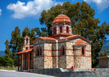 Das Kloster Megali Panagia beeindruckt mit seiner traditionellen Architektur.