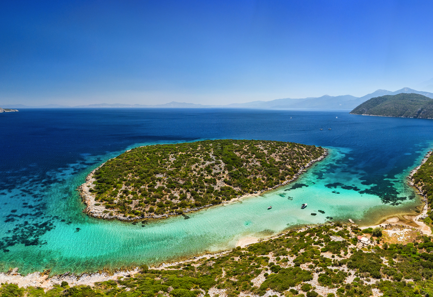 Türkisfarbenes Wasser umgibt die kleine Insel Kasonisi vor der Küste von Samos.