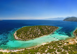 Türkisfarbenes Wasser umgibt die kleine Insel Kasonisi vor der Küste von Samos.