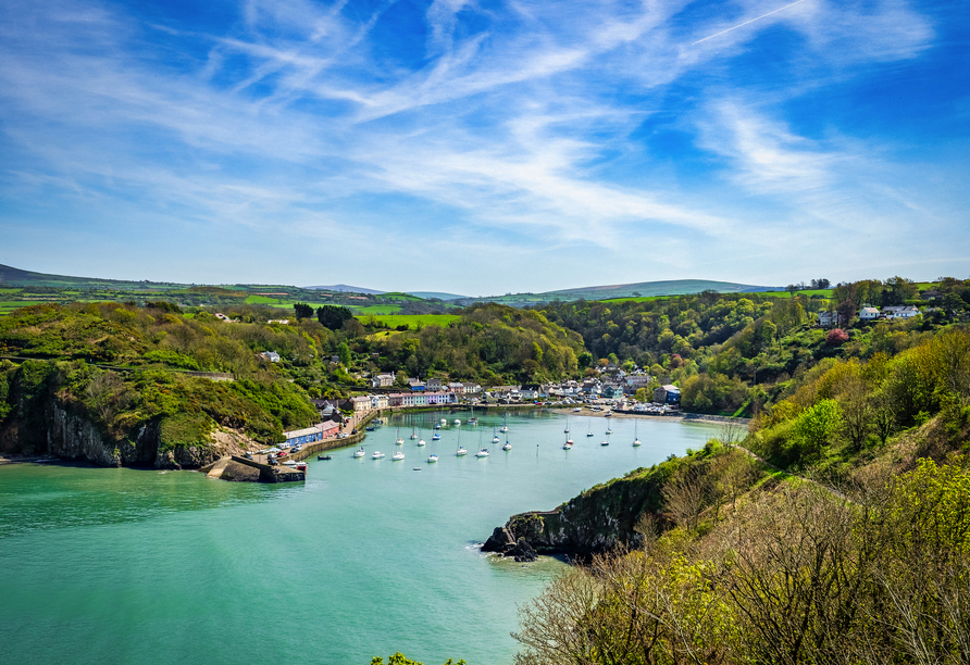 Fishguard befindet sich in einer kleinen Bucht in Wales, in der Nähe des Pembrokeshire Coast Nationalparks.