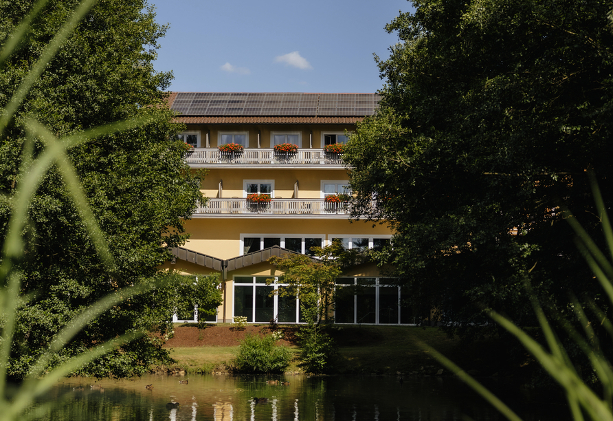 Das Hotel liegt idyllisch am See und inmitten der Natur.