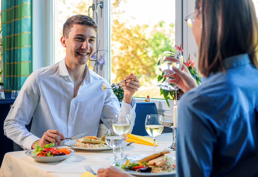 Genießen Sie gesellige Stunden zu zweit im Restaurant.