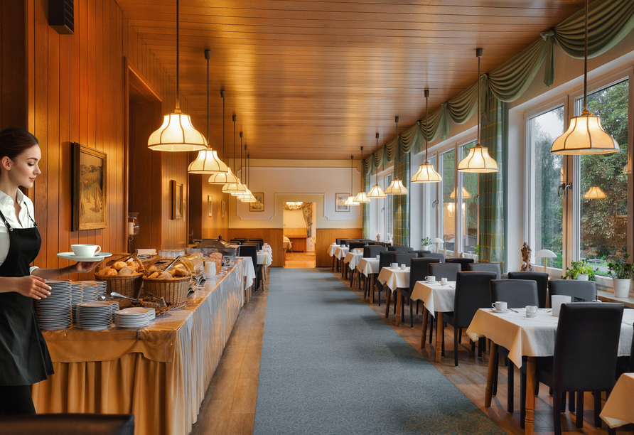 Das Restaurant verwöhnt Sie mit regionalen und frisch zubereiteten Köstlichkeiten.