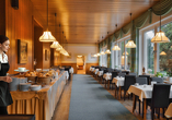 Das Restaurant verwöhnt Sie mit regionalen und frisch zubereiteten Köstlichkeiten.