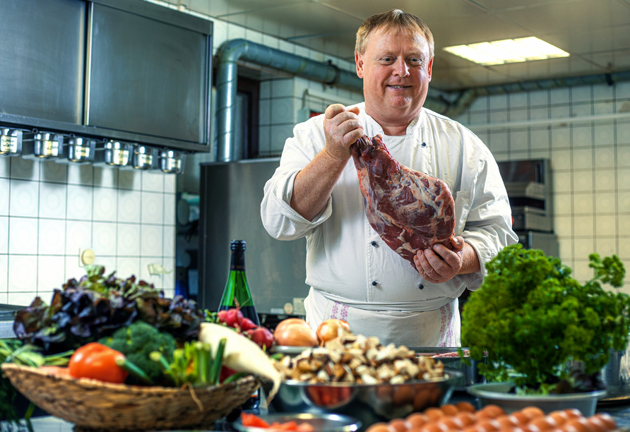 Der Küchenchef zaubert mit frischen Zutaten köstliche Spezialitäten.