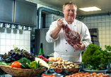Der Küchenchef zaubert mit frischen Zutaten köstliche Spezialitäten.