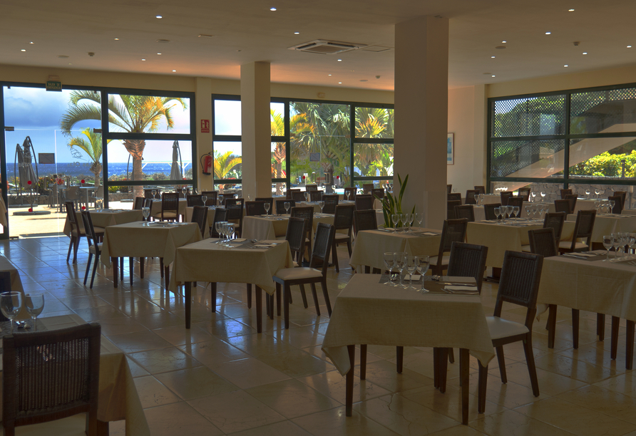 Das großzügige Restaurant empfängt Sie in heller und angenehmer Atmosphäre.