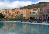 Die Poollandschaft fügt sich harmonisch in die Anlage des Hotel Las Olas ein.