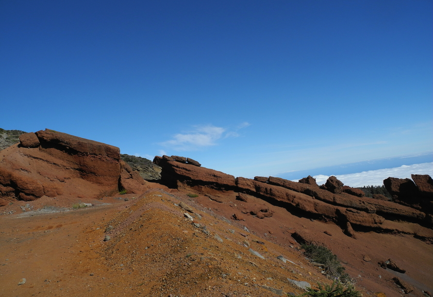 Rötliches Vulkangestein prägt die Landschaft rund um den Mirador de los Andenes.