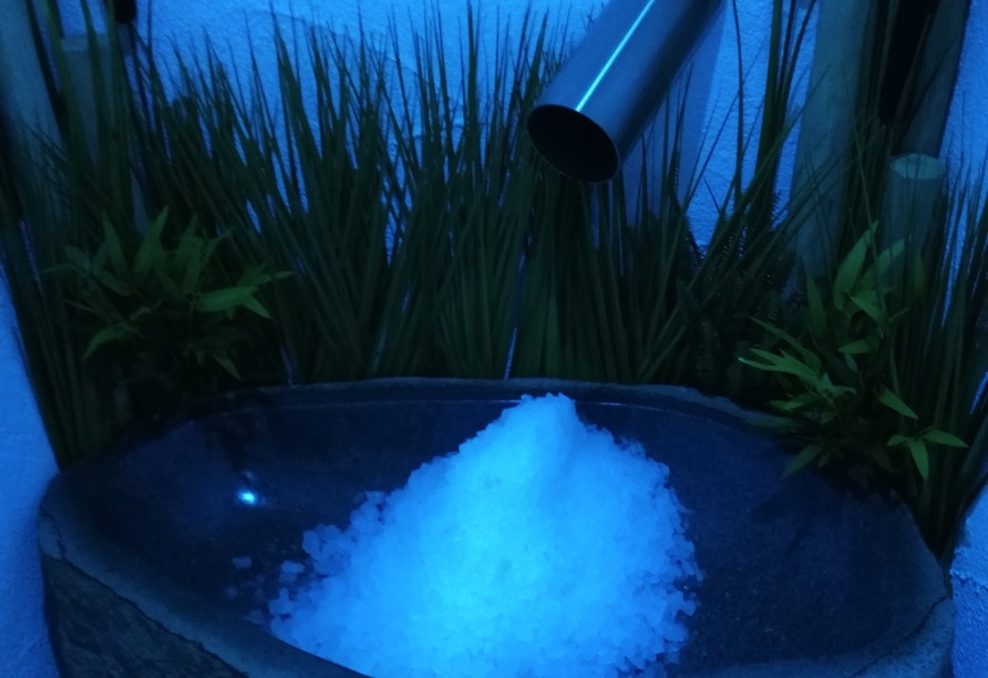 Der Eisbrunnen sorgt für eine besondere Atmosphäre im Wellnessbereich.