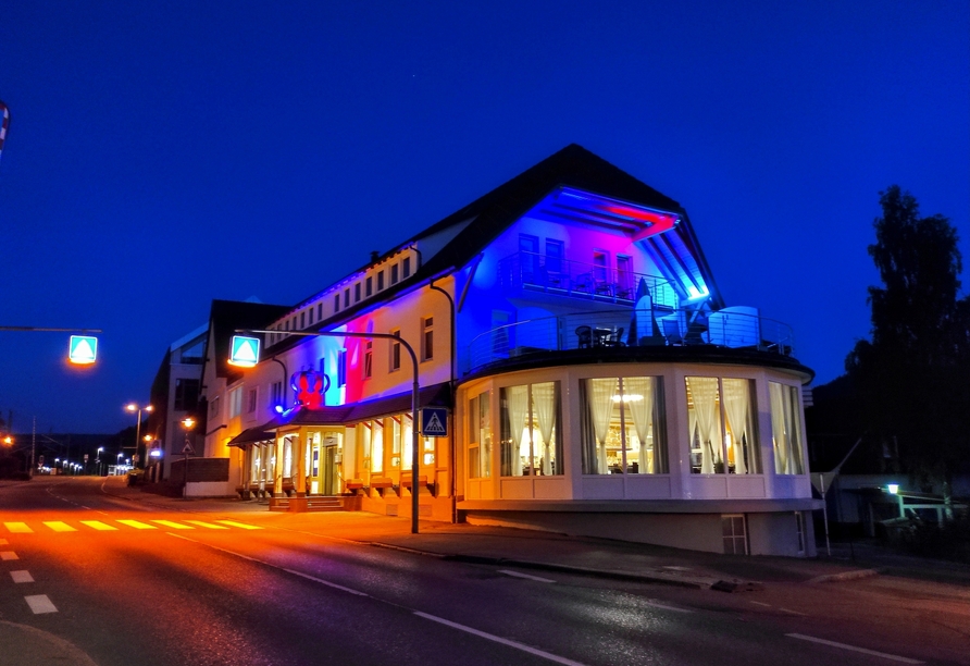 Das Hotel erstrahlt am Abend in stimmungsvollem Lichterglanz.