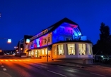 Das Hotel erstrahlt am Abend in stimmungsvollem Lichterglanz.