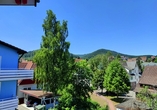 Die Terrasse bietet einen herrlichen Ausblick auf die umliegende Landschaft.