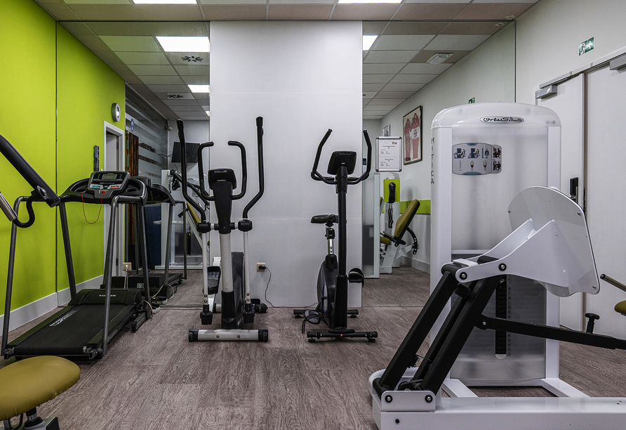 Der Fitnessraum bietet ideale Möglichkeiten für ein abwechslungsreiches Training.