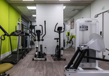 Der Fitnessraum bietet ideale Möglichkeiten für ein abwechslungsreiches Training.