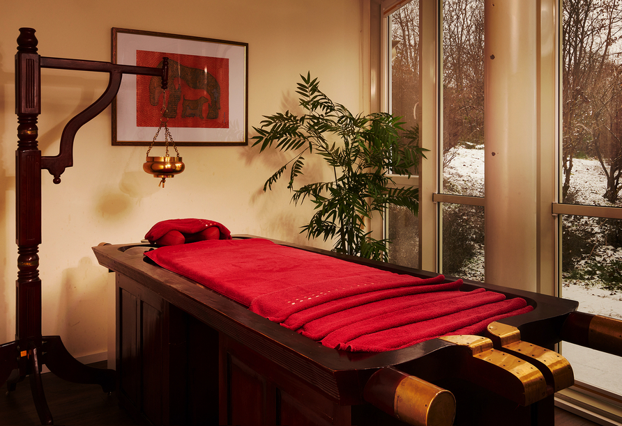 Der Ayurveda-Raum bietet eine ruhige Atmosphäre für wohltuende traditionelle Anwendungen.