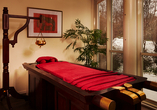 Der Ayurveda-Raum bietet eine ruhige Atmosphäre für wohltuende traditionelle Anwendungen.