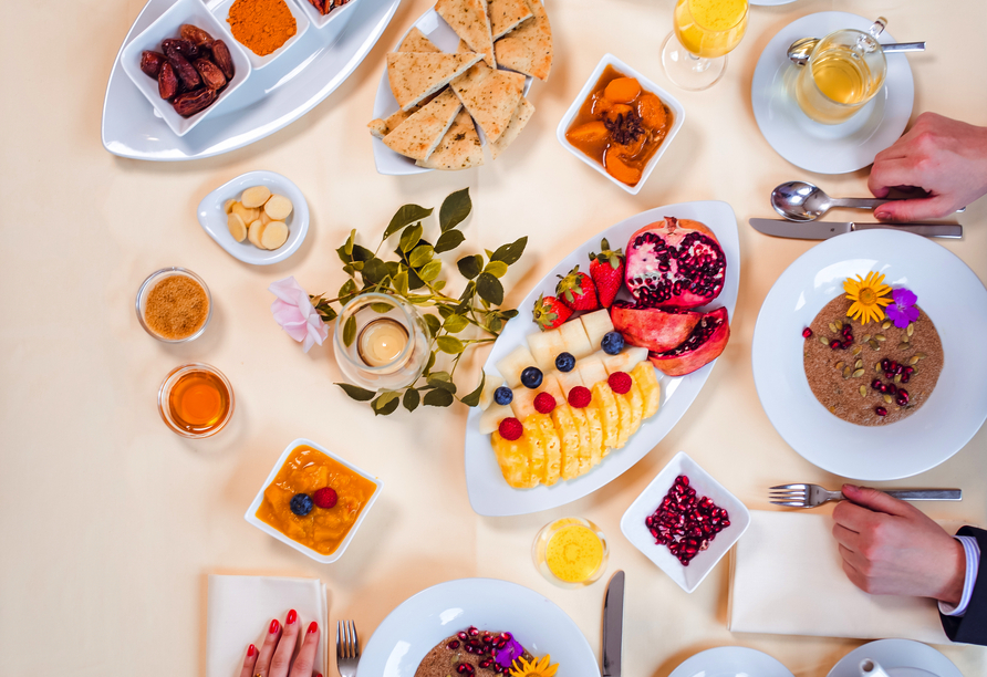 Frische, ausgewogene Speisen und aromatische Gewürze machen gesunde Ernährung zu einem genussvollen Teil des Aufenthalts.