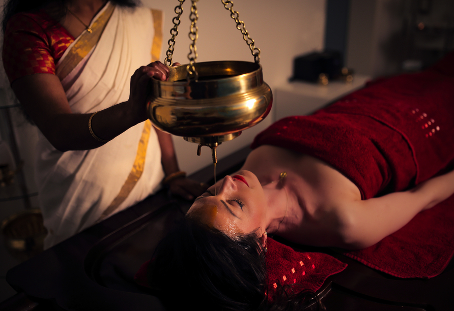 Traditionelle Ayurveda-Anwendungen verbinden wohltuende Massagen und Behandlungen mit der jahrtausendealten indischen Gesundheitslehre.