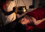 Traditionelle Ayurveda-Anwendungen verbinden wohltuende Massagen und Behandlungen mit der jahrtausendealten indischen Gesundheitslehre.
