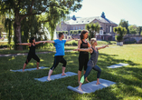Tägliche Yogaeinheiten laden dazu ein, Körper und Geist in Einklang zu bringen und mit neuer Energie in den Tag zu starten.