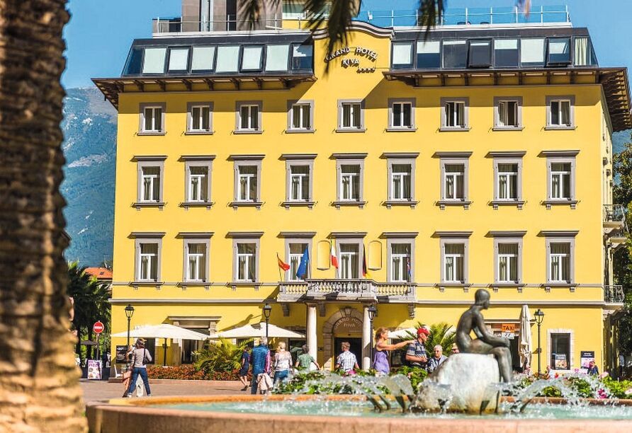 Das Grand Hotel Riva empfängt Sie in bester Lage direkt am Gardasee und verbindet stilvollen Komfort mit mediterranem Flair.