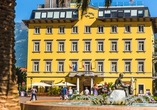 Das Grand Hotel Riva empfängt Sie in bester Lage direkt am Gardasee und verbindet stilvollen Komfort mit mediterranem Flair.