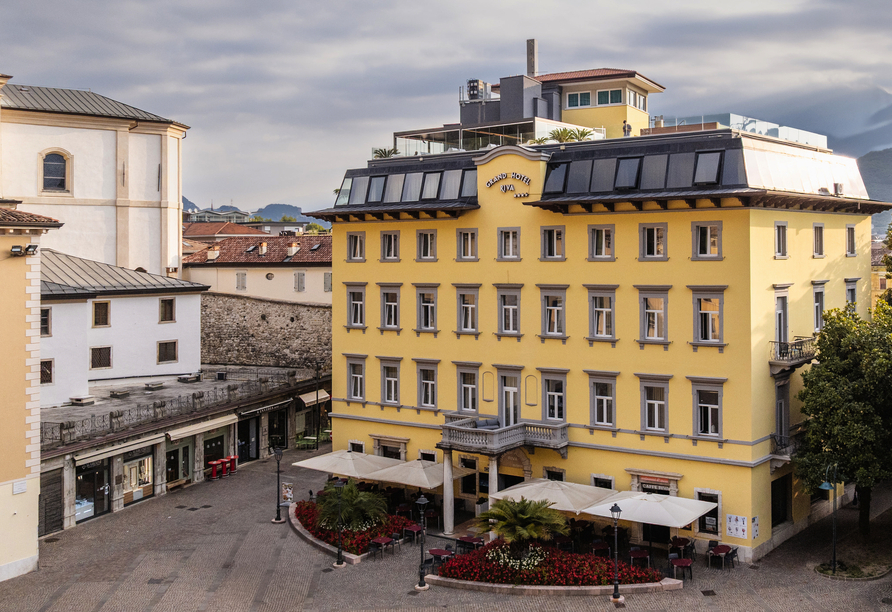 Die elegante Außenansicht des Hotels fügt sich harmonisch in das mediterrane Ambiente am Gardasee ein.