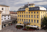 Die elegante Außenansicht des Hotels fügt sich harmonisch in das mediterrane Ambiente am Gardasee ein.