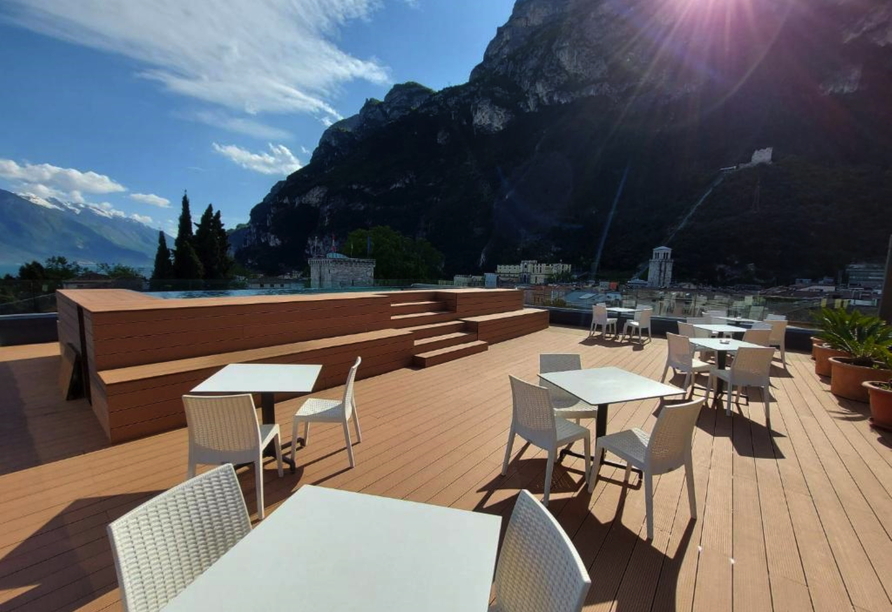 Die Dachterrasse lädt dazu ein, bei traumhafter Aussicht entspannte Stunden über den Dächern von Riva del Garda zu verbringen.