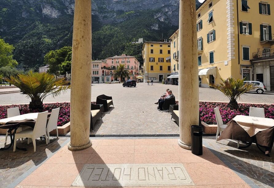 Das Grand Hotel Riva präsentiert sich eindrucksvoll im Herzen von Riva del Garda.