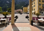 Das Grand Hotel Riva präsentiert sich eindrucksvoll im Herzen von Riva del Garda.