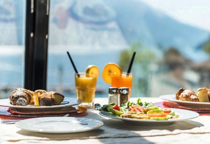 Köstliche Speisen und eine herrliche Panoramaaussicht machen das Essen zu einem besonderen Urlaubsmoment.