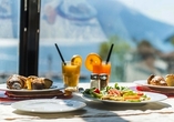 Köstliche Speisen und eine herrliche Panoramaaussicht machen das Essen zu einem besonderen Urlaubsmoment.