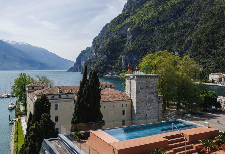 Im Sky Pool genießen Sie erfrischende Badefreuden mit einem traumhaften Blick über den Gardasee.