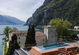 Im Sky Pool genießen Sie erfrischende Badefreuden mit einem traumhaften Blick über den Gardasee.