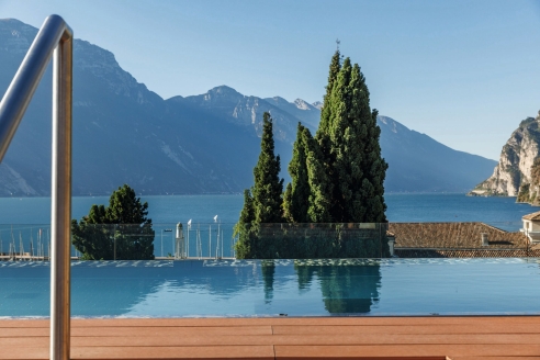 Der Sky Pool bietet erfrischende Momente mit einem beeindruckenden Blick auf die umliegende Bergwelt.
